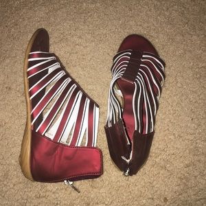 Size 7 Sandals. Maroon n white. Flat